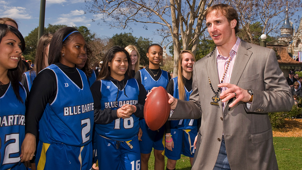 Super Bowl XLIV MVP Drew Brees instructs players from the Apopka High School Blue Darters