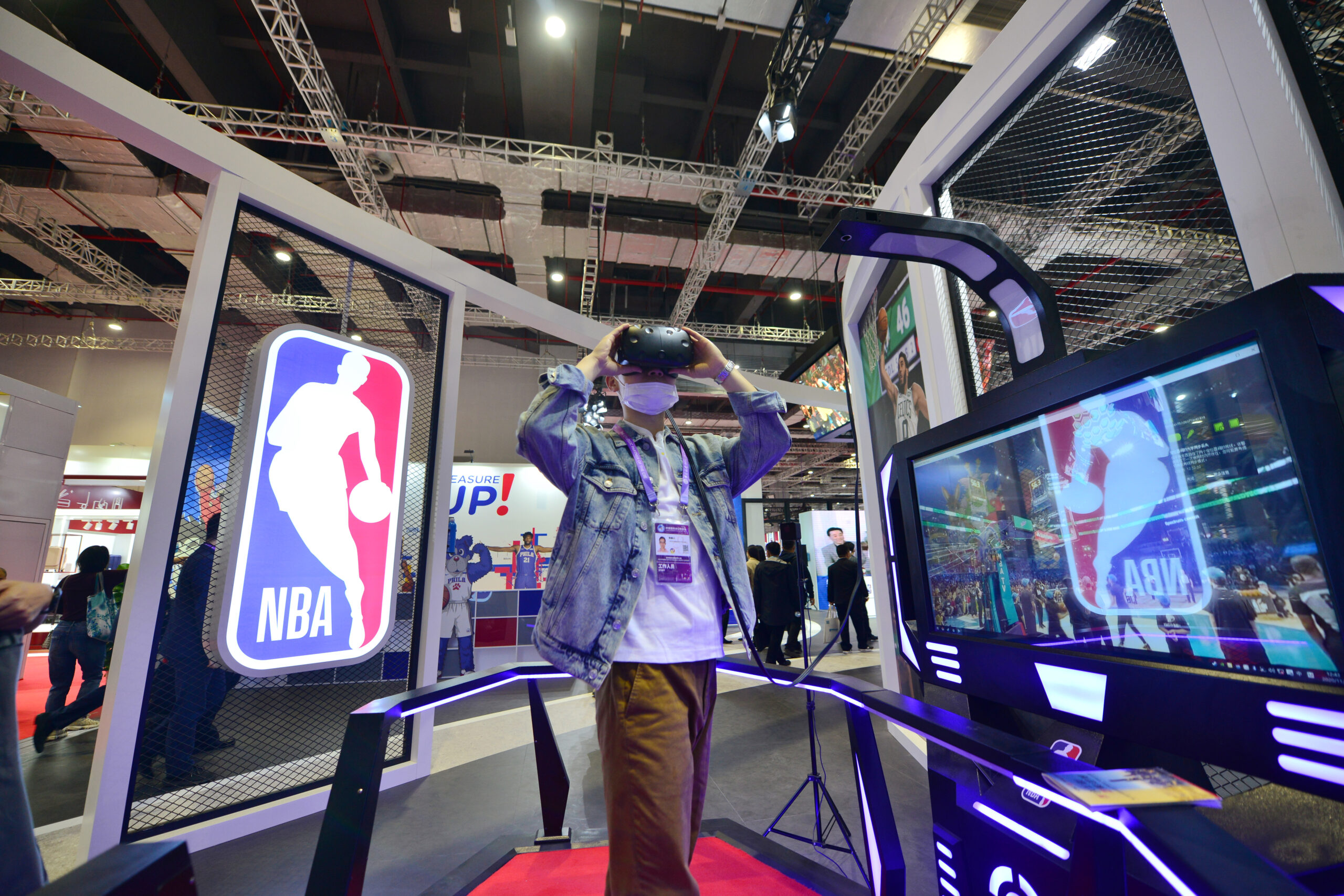 A person using the NBA virtual reality headset.